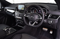 黒で統一されたスパルタンなインテリア。DシェイプのAMG専用ステアリングが室内をスポーティーに引き締める。