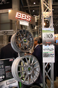 記者が説明員と言葉を交わせた数少ないブースのひとつである「日本BBS」が展示していた「エコホイール」。BBSお得意の鍛造アルミ製で、トヨタ・プリウス用の15インチで4.9kgと、純正アルミホイールの7.4kgに対して5割以上も軽量。ただし価格は、通常のBBSの鍛造アルミより3割アップ。
