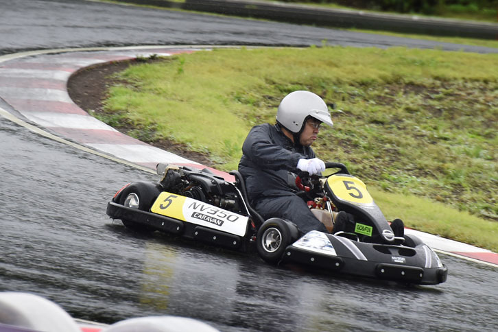 コーナーを果敢に攻めるwebCGほった。“安全運転”ではあるが、初カートの筆者よりはもちろんうまかった。