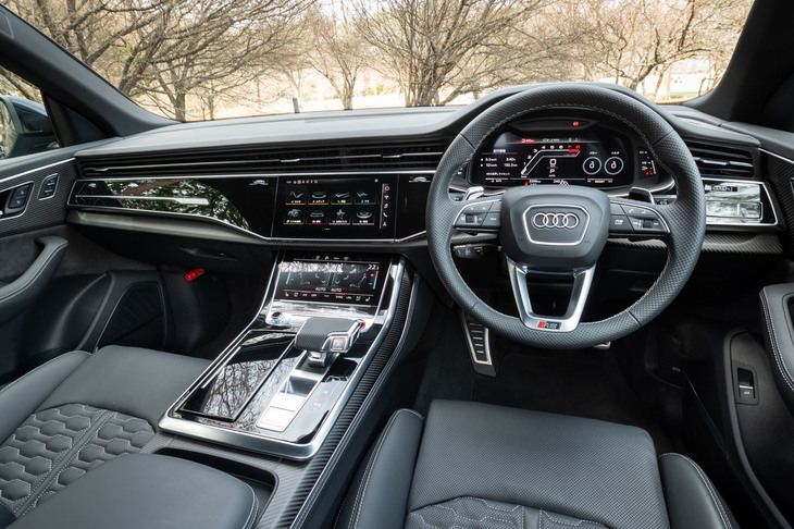 各所が黒で統一されたインテリア。装飾パネルはアルミが標準だが、試乗車にはオプションのカーボンパネルが用いられていた。