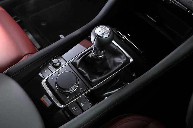 6段MTのギア比は「スカイアクティブX 2.0」専用のセッティング。1～5速をクロス化することで、ダイレクトかつ自在にコントロールできるようにしている（6段ATは「スカイアクティブG 2.0」と同じ仕様）。