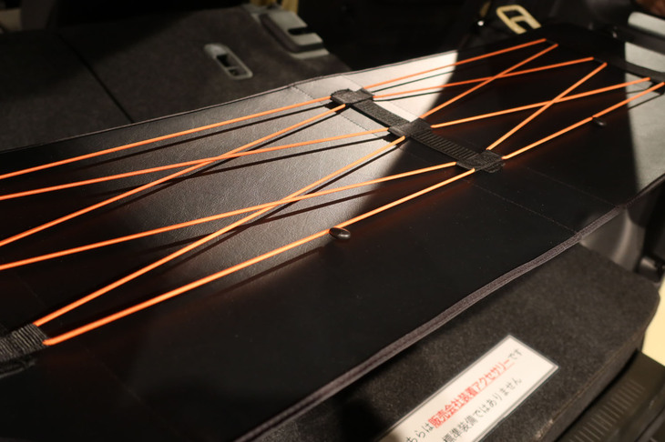 スズキ・ジムニー ノマド（小物を固定するためのトノカバー上のネット）
