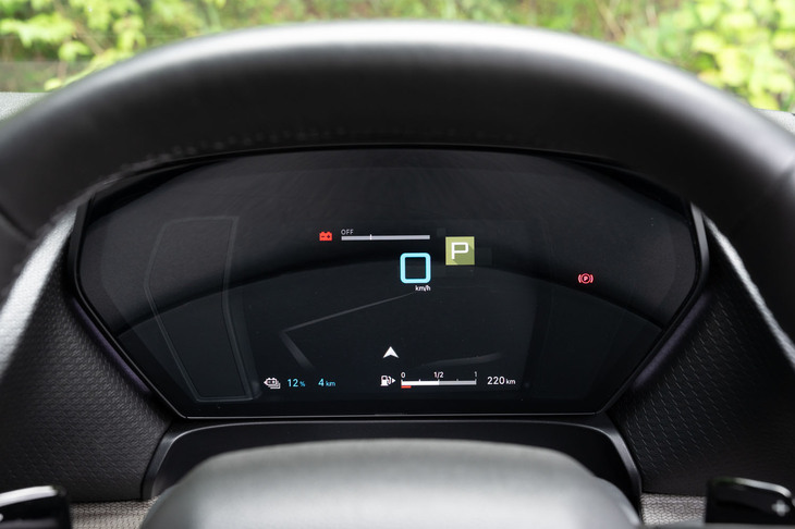 「C5 X」の液晶メーターは7インチのコンパクトサイズ。ヘッドアップディスプレイと組み合わせて使うのが前提のようだ。中央に地図を表示しているが、正直よく分からない。