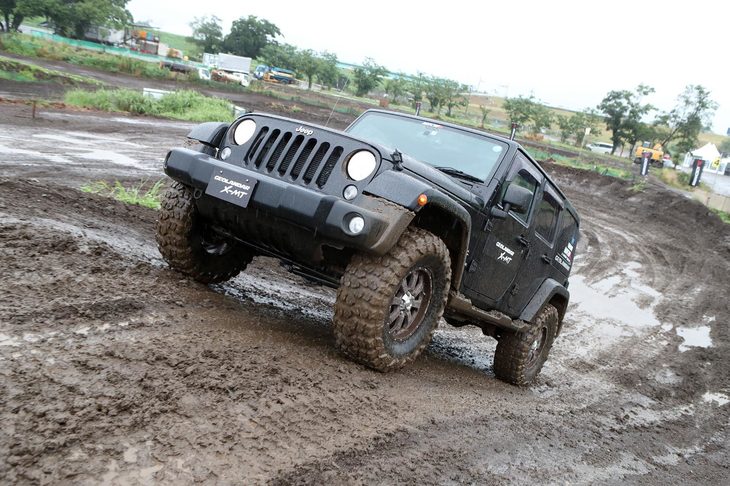 後半の試乗では「滑りやすい登坂路の途中でわざと止まって、再発進」というイジワルも試してみたのだが、「ジオランダーX-MT」と「ジープ・ラングラー」のコンビはずるずると滑ることもなく、涼しい顔で坂を上り切って見せた。