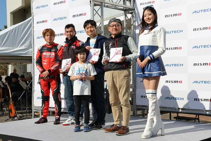 恒例の仮装大賞……いや“過走大将”と遠来賞の表彰式も行われた。これは文字どおり、参加車両のなかで最も過走行な車両とそのオーナー、そして北東・西南それぞれの最も遠方からやってきた参加者が受賞するもの。ただし受賞は2回までと決められ、それ以降は“殿堂入り”となる仕組みだ。2025年の過走大将は茨城県サンプラスさんの「プリメーラ オーテックバージョン」（38万8500km）。遠来賞は、北東地区が北海道室蘭市から「セレナe-POWER AUTECH」で参加した、むまっちさん。西南地区は、佐賀県武雄市から「ノート オーラNISMO」で参加したKuroneko E52さんが受賞した。