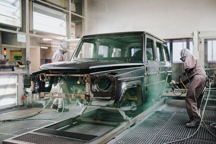 「Gクラス」は生産工程のほとんどが手作業。こんなに大きなボディーも人の手で塗装される。