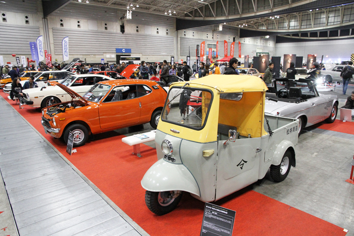 「選ばれし10台」と名付けられた、読者公募による展示車両。1959年「ダイハツ・ミゼットDKA」から1999年「マツダ・ロードスターRS」までの10台が並んだ。