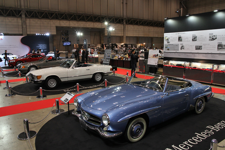 
	メルセデス・ベンツもブースを出展。展示テーマは「SLの系譜」で、手前から1963年「190SL」（W121）、1984年「380SL」（R107）、1990年「500SL」（R129）、そして2016年「SL400」（R231）の4世代のSLを展示した。
	