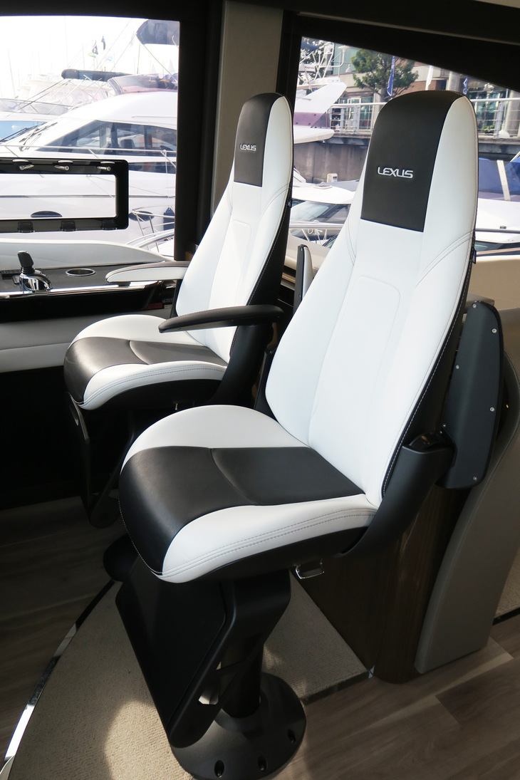 レクサスLY650（操縦席）