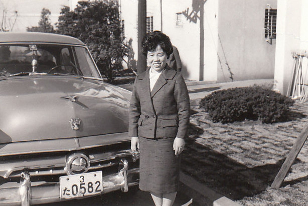 筆者の母と「フォード・セダン」（1954年）。生前の本人によると、進駐軍払い下げの「ジープ」で運転を練習したという。