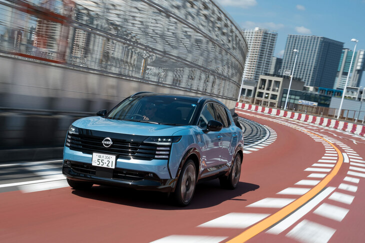 緻密なモーター制御はEVを長く手がける日産ならでは。新型「キックス」では、従来モデルより素早い加速の立ち上がりと、力強く滑らかな車速の伸びを実現している。