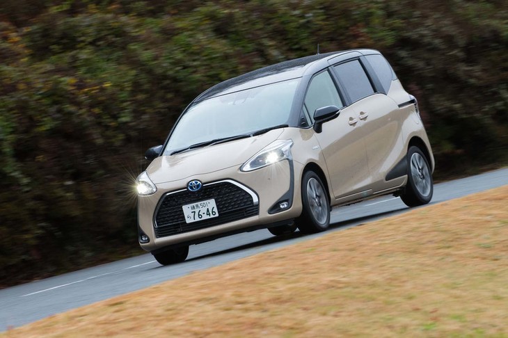 ボディーカラーに2トーン車が設定されたのもトピックのひとつ。テスト車の「ブラックマイカ×ベージュ」も含めて、全6タイプが用意されている。