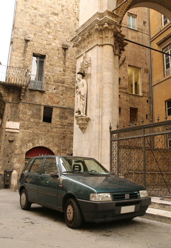 シエナでオーナーの帰りを待つ「フィアット・ウーノ」の後期型。撮影した2013年の時点で、車齢は最低18年である。