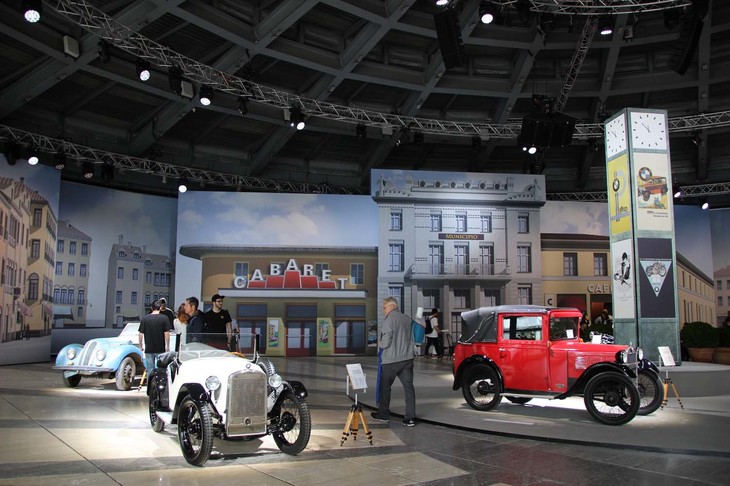 BMWブランド誕生90周年展示の会場より。右から「BMW 3/15 PS DA 2コンバーチブル3シーター」（1929年）、「BMW 3/15 PS 3ヴァルトブルク」（1931年）、「BMW 327スポーツ コンバーチブル」（1938年）。