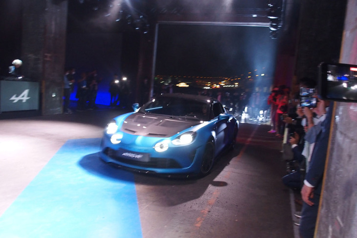「アルピーヌA110 R」発表会での車両登場シーン。