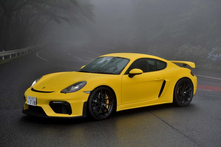 【ポルシェ718ケイマンGT4のスペック】
	ボディーサイズ：全長×全幅×全高＝4456×1801×1269mm／ホイールベース：2484mm／車重：1420kg（DIN）／駆動方式：MR／エンジン：4リッター水平対向6 DOHC 24バルブ／トランスミッション：6段MT／最高出力：420PS（309kW）/7600rpm／最大トルク：420N・m（42.8kgf・m）/5000-6800rpm／タイヤ：（前）245/35ZR20 95Y／（後）295/30ZR20 101Y（ダンロップSPORT MAXX Race2）／燃費：10.9リッター/100km（約9.1km/リッター、NEDC複合サイクル）／価格：1259万9074円
	
	【取材時の燃費データ】
	テスト距離：199.2km（市街地1：高速道路7：山岳路2）／使用燃料：30.4リッター（ハイオクガソリン）／参考燃費：8.5km/リッター（車載燃費計計測値）
	