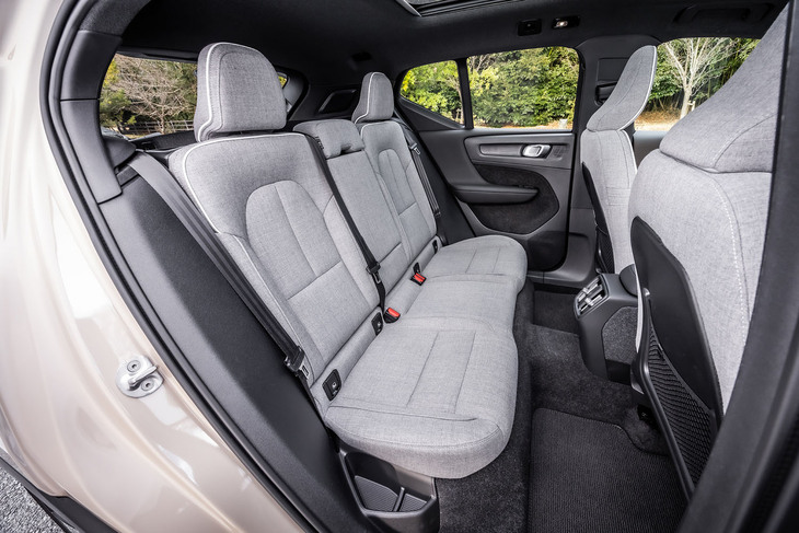 左右が広く、足元にも余裕がある「EX40」の後部座席。爪先を前席下の奥まで入れることができるので、窮屈さをさほど感じることがないのもセリングポイントである。