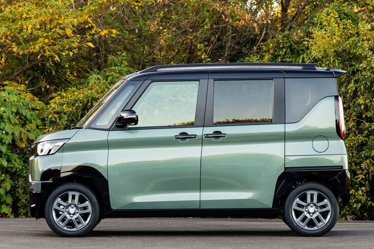 「デリカミニ」の最低地上高は4WD車で160mmと、意外や「ダイハツ・タント」シリーズの4WD車（165mm）より低い。それでも四駆のデリカミニの車高は1830mmに達しているわけで、これ以上のかさ上げは難しかったのだろう。