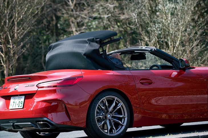 ボタンひとつで、約10秒で自動開閉するソフトトップ。約50km/h以下であれば、走行中でも操作が可能だ。