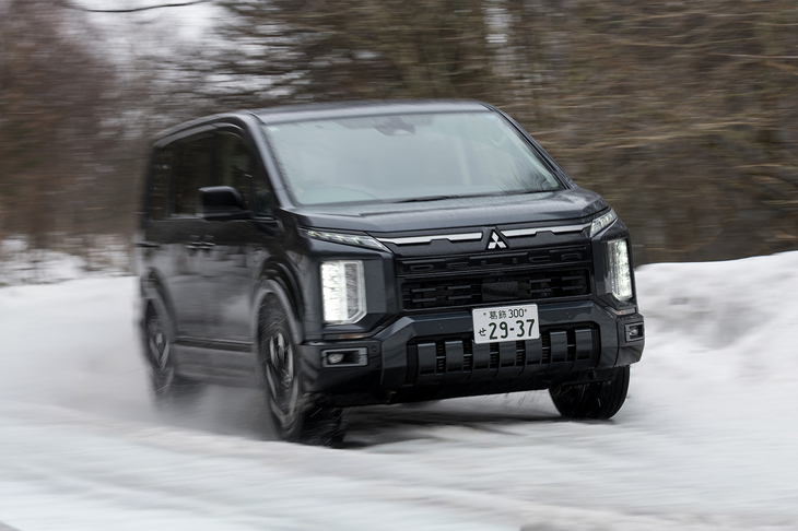 駆動システムはヨーコントロールや4WDなどを統合制御する「S-AWC」に進化。走行モードは「エコ」「ノーマル」「グラベル」「スノー」の4種類が選べるようになった。