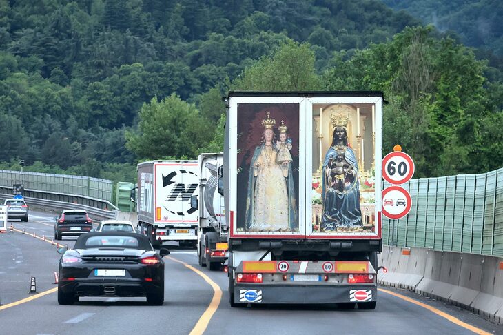 今回はトラックドライバー向けのグッズ販売店を発見したお話を。交通安全祈願だろう、聖母像を2点も貼り付けた車両。以下はいずれも2024年6月撮影。