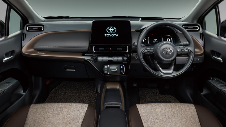 インテリアでもブロンズメタリックの加飾が特徴となっている。