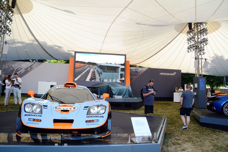 「グッドウッド・フェスティバル・オブ・スピード2018」の会場にて、マクラーレンのテントに飾られた「F1-GTR 1997」。“ロングテール”シリーズの起源となったモデルである。