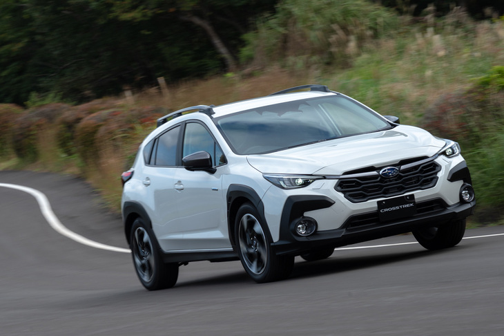 「クロストレック」では、車体に「レヴォーグ」などと同じくフルインナーフレーム構造を採用したほか、構造用接着剤の使用範囲を拡大するなどしてボディー剛性を強化。サスペンションにもサブフレームの剛性を上げるなどの改良を加え、操縦安定性の向上と乗り心地の改善を図っている。