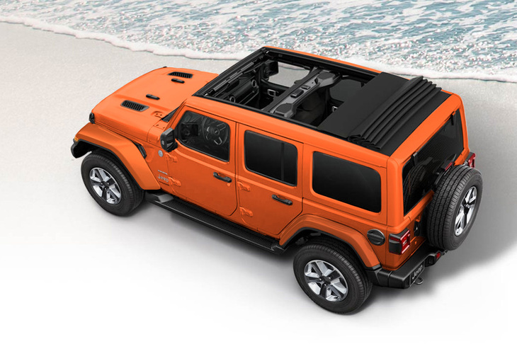 「ラングラー アンリミテッド サハラ2.0L スカイワンタッチパワートップ」の外装色は3種類の設定。「パンプキンメタリックC/C」（写真）が限定100台、最新型のラングラーで初採用の「サージグリーン」が同150台、「ブラックC/C」が同50台の計300台が販売される。