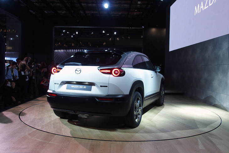 リアコンビネーションランプは、最新のマツダ車のデザインをさらに進化させたもの。