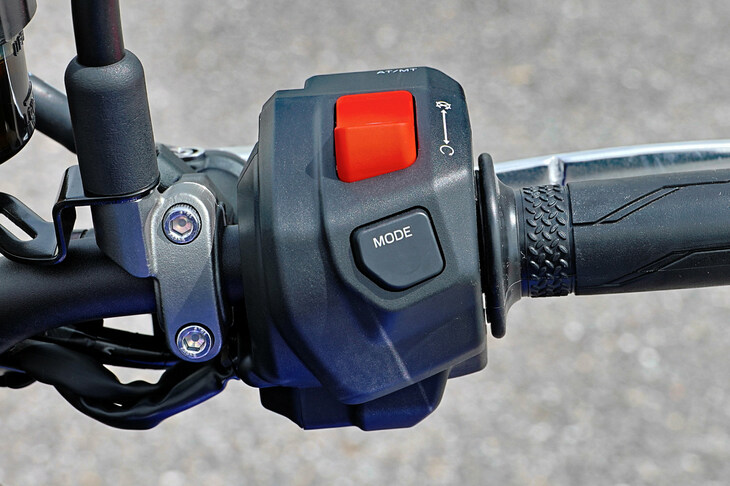 「ATモード」選択時のシフトプログラムの切り替えは、ライディングモードの切り替えボタンで行う。