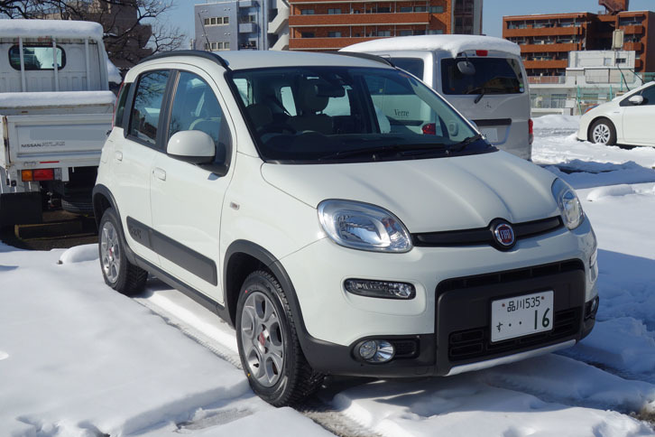 日々、取材の足として活躍するwebCG編集部の「フィアット・パンダ号」。今回の大雪の直前にオールシーズンタイヤの「グッドイヤー・ベクター4シーズンズ ハイブリッド」に履き替えており、事なきを得た。