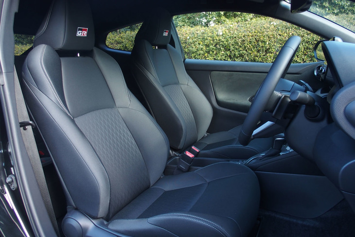 「GRヤリスRS」には、ファブリック表皮のスポーツシートが装備されている。内装色はブラックのみの設定。普段使いもできる仕立てだ。