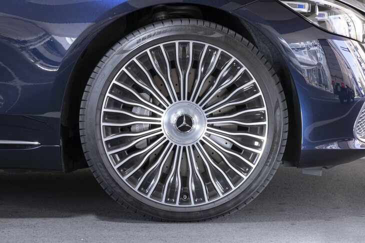 タイヤ＆ホイールは20インチが標準で、試乗車の鍛造21インチアルミホイールはオプションで選べる。