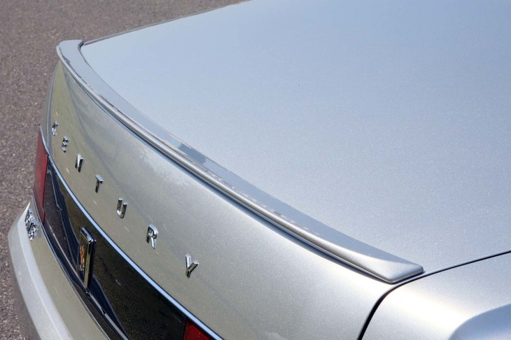 リアエンドにはトランクスポイラーが備わる。後付け感のない形状と施工はさすがTOM'Sの仕事だ。