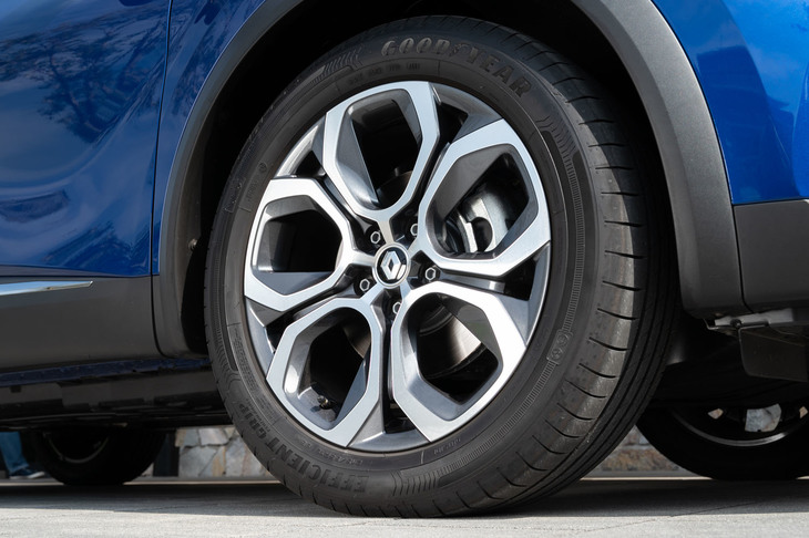 足もとには純ガソリン車と同じく「Pasadena」と呼ばれるツートンカラーの18インチアロイホイールを装備。試乗車に装着されていたタイヤも、純ガソリン車で使われるものと同銘柄のグッドイヤーのコンフォートタイヤだった。