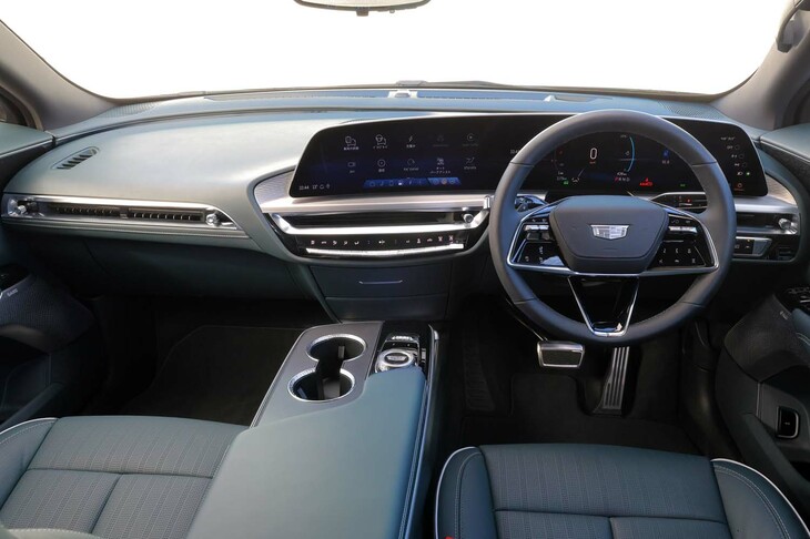 インテリアの部材は同車のためにすべて新開発。33インチの巨大なディスプレイに、19スピーカーのAKGサウンドシステム、マッサージをはじめとするリラクゼーション機能など、装備は充実している。