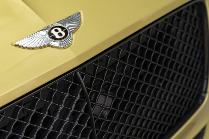 日本では2020年夏ごろにデリバリー開始を予定しているが、試乗車は2019年に生産されたモデルで、ベントレー100周年記念の「センテナリーゴールド」エンブレムを装着していた。