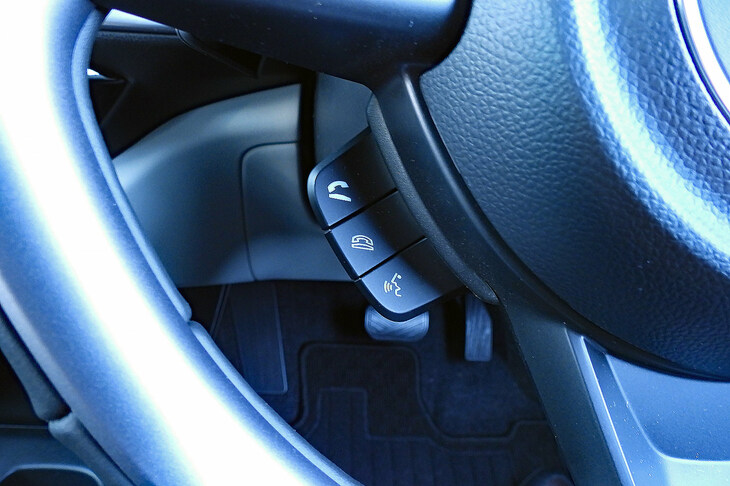 スズキ・スイフト ハイブリッドMZ（ステアリングスイッチ）