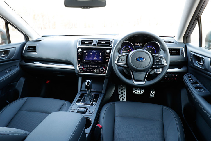 上級グレード「リミテッド」のインストゥルメントパネルまわり。ダッシュボードにステッチが施されたほか、センタークラスターのデザインも変更された。