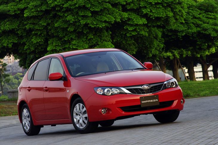 「スバル・インプレッサ」
	1992年に登場したスバルの小型乗用車。映画に登場するのは3代目モデルの5ドアハッチバック。