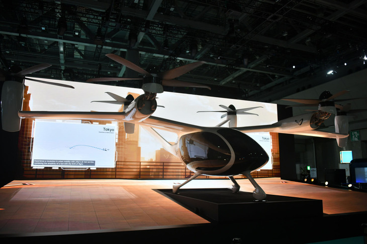 場内では、写真のような空飛ぶモビリティーも多数見受けられた。