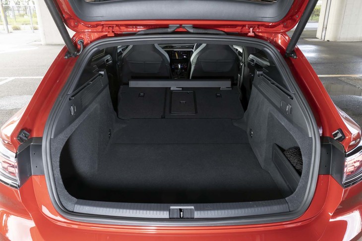 3分割式の後席を倒すことで長尺物に対応可能。容量は1632リッターにまで拡大できる。