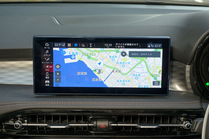 ダッシュボードに備わる10.25インチのタッチスクリーン。インフォテインメントシステムはステランティス車でおなじみの「Connect」で、ナビゲーションシステムや携帯端末との接続機能などが備わる。