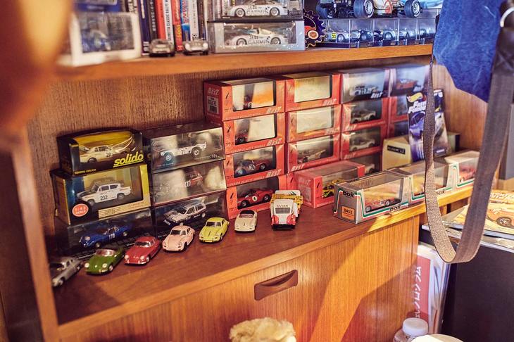 ミニカーが置かれるのは、ガレージの定番ではある。