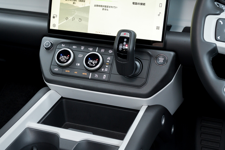 シフトセレクター左の「EV」ボタンがPHEV専用装備。「ハイブリッド」「EV」「セーブ」からパワートレインのモードを選べる。