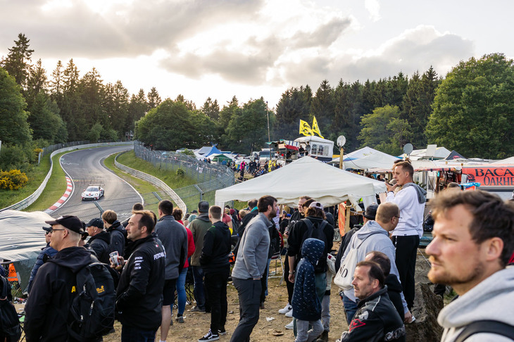 ギャラリーが集う森のなかにはバーがいっぱい。ヨーロッパでは、酒とモータースポーツは切り離せませんな。