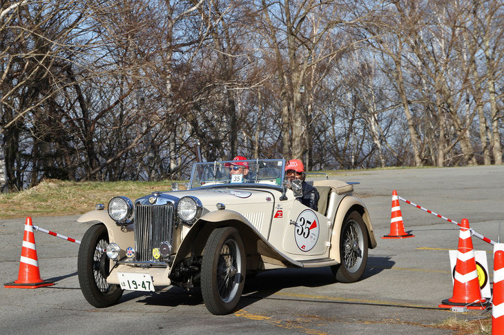 PC競技で最後の“線踏み”（コード状の計測センサーをタイヤで踏むことからそう呼ばれる）を終えた1947年「MG TC」。ヒルクライムのクラスC（1941～53年の1000cc以上）で優勝を果たした。