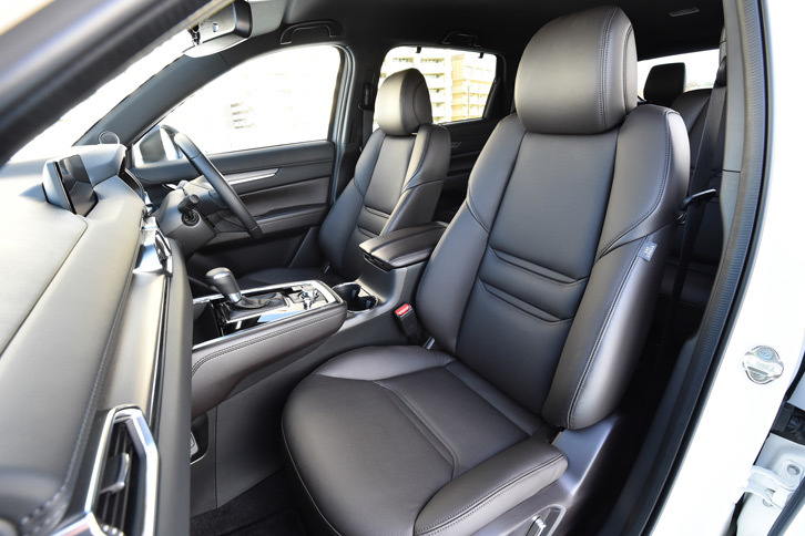「CX-8 XD Lパッケージ」のシートは、高級なナッパレザー仕立て。前席（写真）には10Wayの電動調節機構やシートヒーターも備わる。