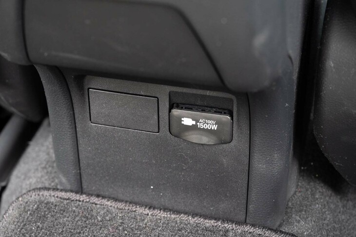 センターコンソールの後端（写真）と荷室の左側面にはAC100V・1500Wのコンセントが備わっている。